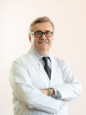 Главный врач Веретенников Сергей Васильевич.